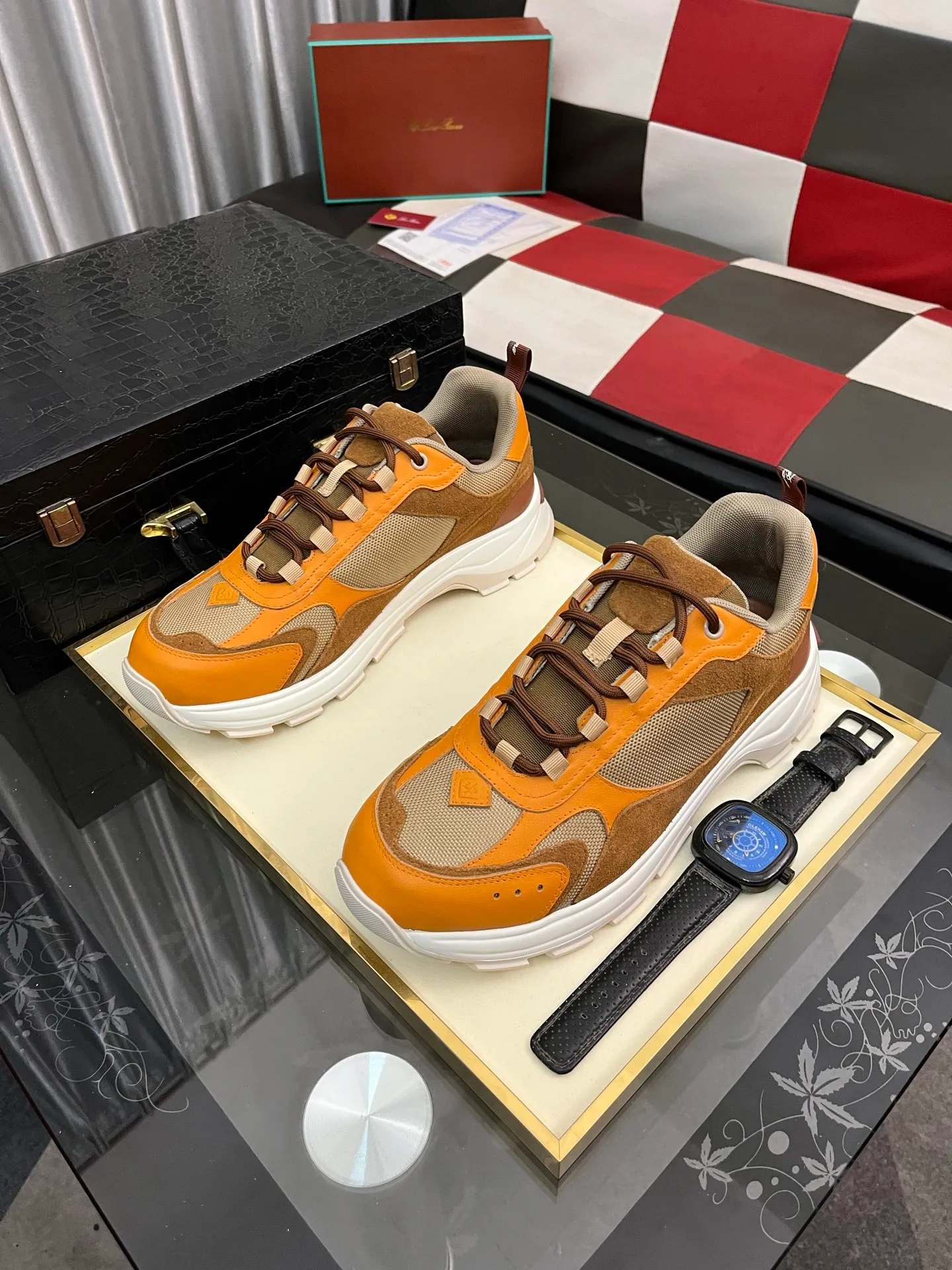 Men's shoes 💰520 ⌚️⌚️ Loro Piana's classic popular lp top version of Pili casual shoes. It turns out that these are the casual shoes that are said to be able to walk 20,000 steps without tiring your feet. This pair has both good looks and feel. You will be completely lost as soon as you step on it ~ The minimalist design is eye-catching and durable, and it is a bonus for dressing. The soft feeling on the feet has outstanding texture, and it is very nice without abrasion on the feet. The soft and waxy soles make it easy to wear for daily use for a long time. Who can resist a pair of versatile and good-looking loafers? Don't be too elegant at all, the feel and texture of the feet are good, the key is to make the legs look longer and not tire the feet, the main thing is that it is just right!        Material: Original cowhide Lining: Original sheepskin Outsole: Original sole Size: 38-44